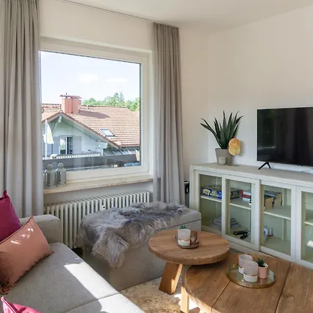 Grosse Helle Moderne Mit Balkon Und Aussicht Hbs Apartment