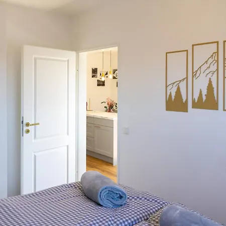 Grosse Helle Moderne Mit Balkon Und Aussicht Hbs