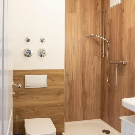 Grosse Helle Moderne Mit Balkon Und Aussicht Hbs *