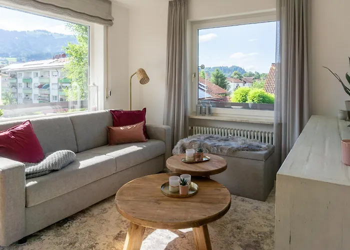Grosse Helle Moderne Mit Balkon Und Aussicht Hbs Apartment