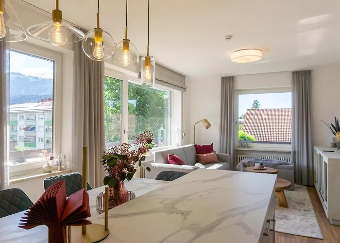 Grosse Helle Moderne Mit Balkon Und Aussicht Hbs Apartment *